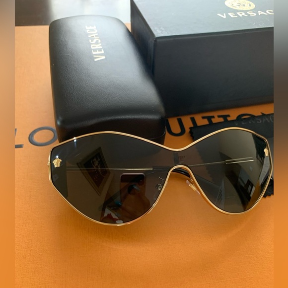 Gorgeous Versace Medusa Sunglasses - Picture 1 of 12